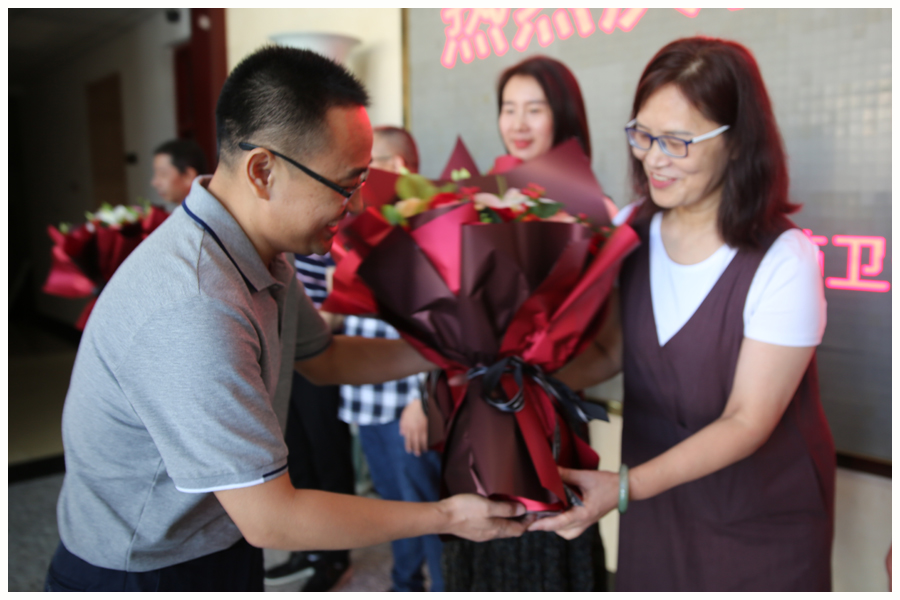 我校举办庆祝第37个教师节座谈会 我校举办庆祝第37个教师节座谈会