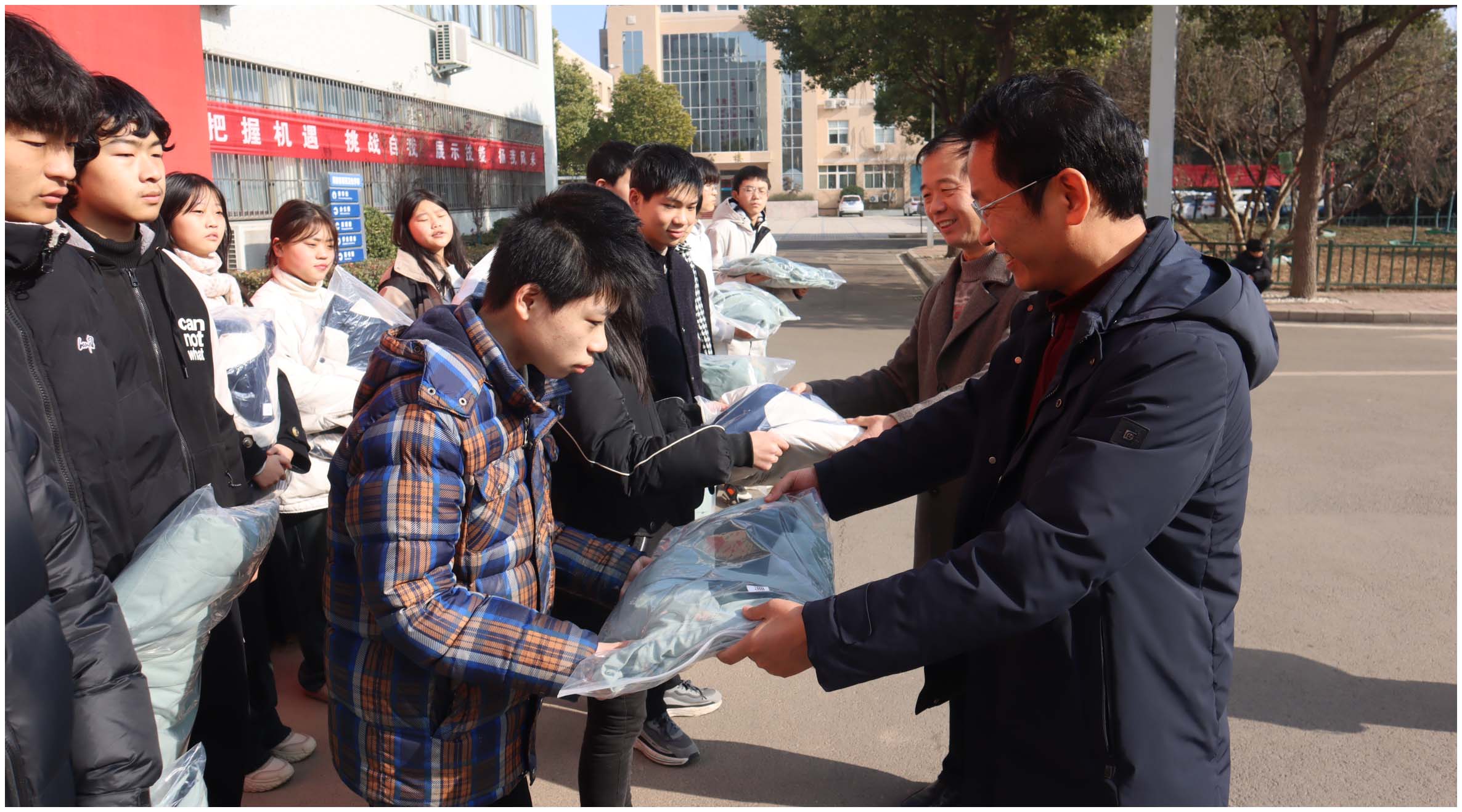 我校为贫困学生发放棉服 我校为贫困学生发放棉服