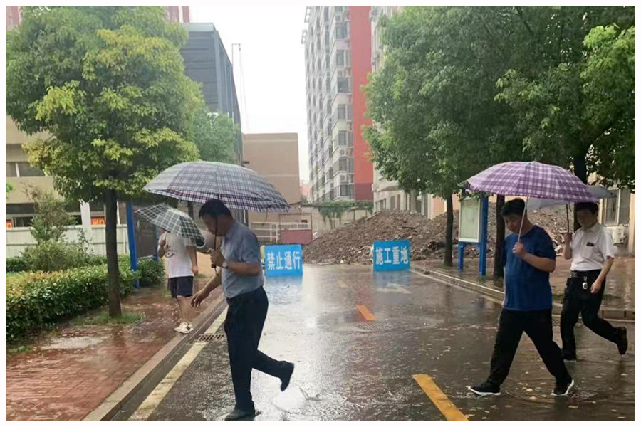 我校及时检查督导校园防汛安全工作 我校及时检查督导校园防汛安全工作
