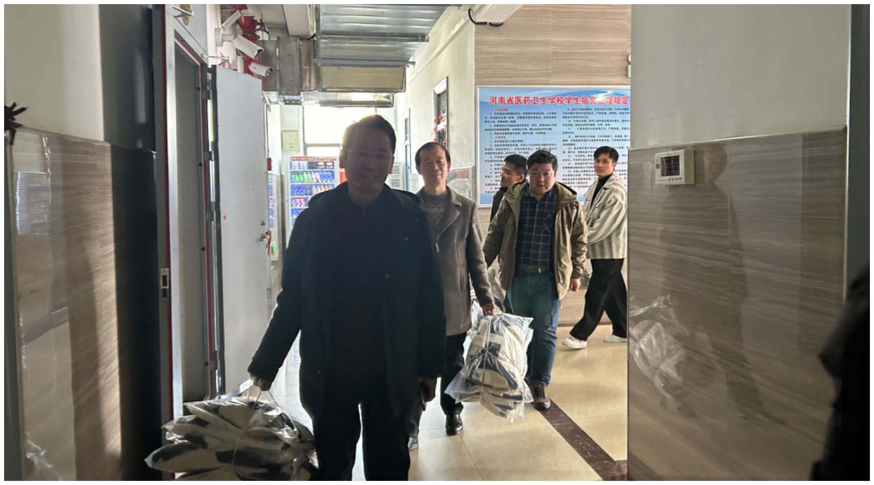 我校为贫困学生发放棉服 我校为贫困学生发放棉服