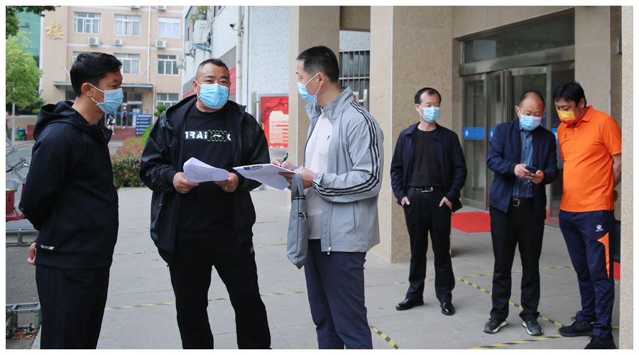 市教体局党组成员、副局长李俊峰一行三人莅临我校督导检查校园疫情防控工作 市教体局党组成员、副局长李俊峰一行三人莅临我校督导检查校园疫情防控工作