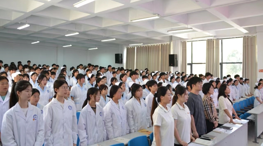 我校举行“团旗下的誓言”新团员入团仪式 我校举行“团旗下的誓言”新团员入团仪式