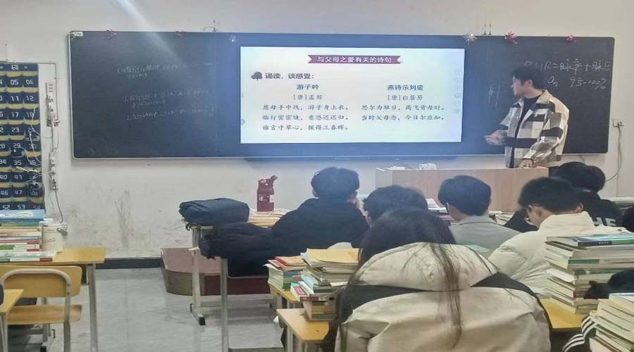 我校开展感恩教育主题班会活动 我校开展感恩教育主题班会活动
