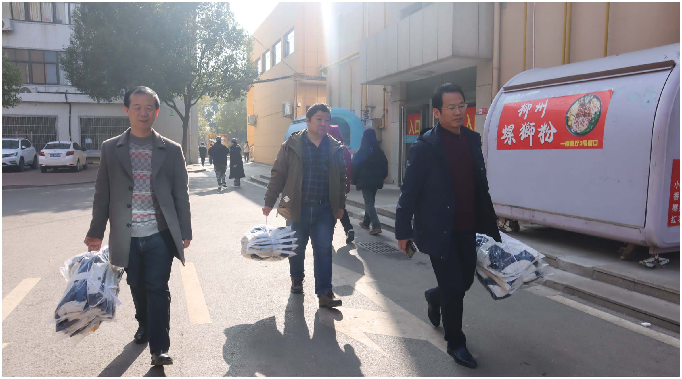 我校为贫困学生发放棉服 我校为贫困学生发放棉服