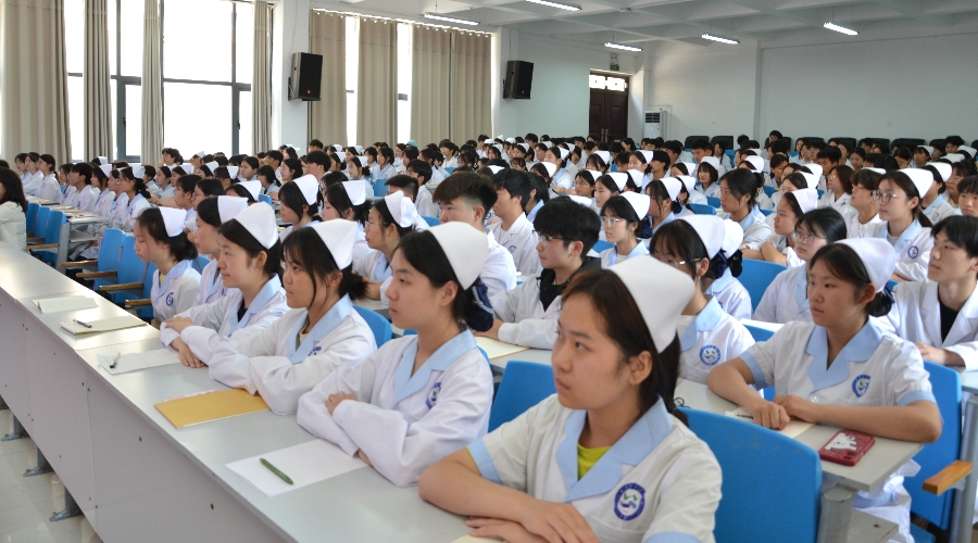 我校举行“团旗下的誓言”新团员入团仪式 我校举行“团旗下的誓言”新团员入团仪式