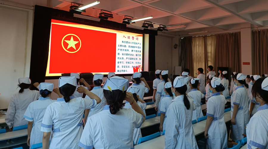 我校组织开展“我与团旗团徽合个影!”主题活动 我校组织开展“我与团旗团徽合个影!”主题活动