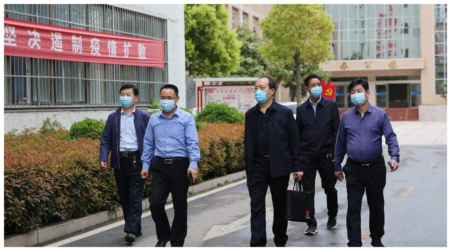 市教体局党组成员、副局长李俊峰一行三人莅临我校督导检查校园疫情防控工作 市教体局党组成员、副局长李俊峰一行三人莅临我校督导检查校园疫情防控工作