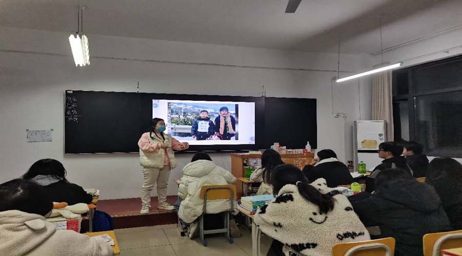 我校开展感恩教育主题班会活动 我校开展感恩教育主题班会活动