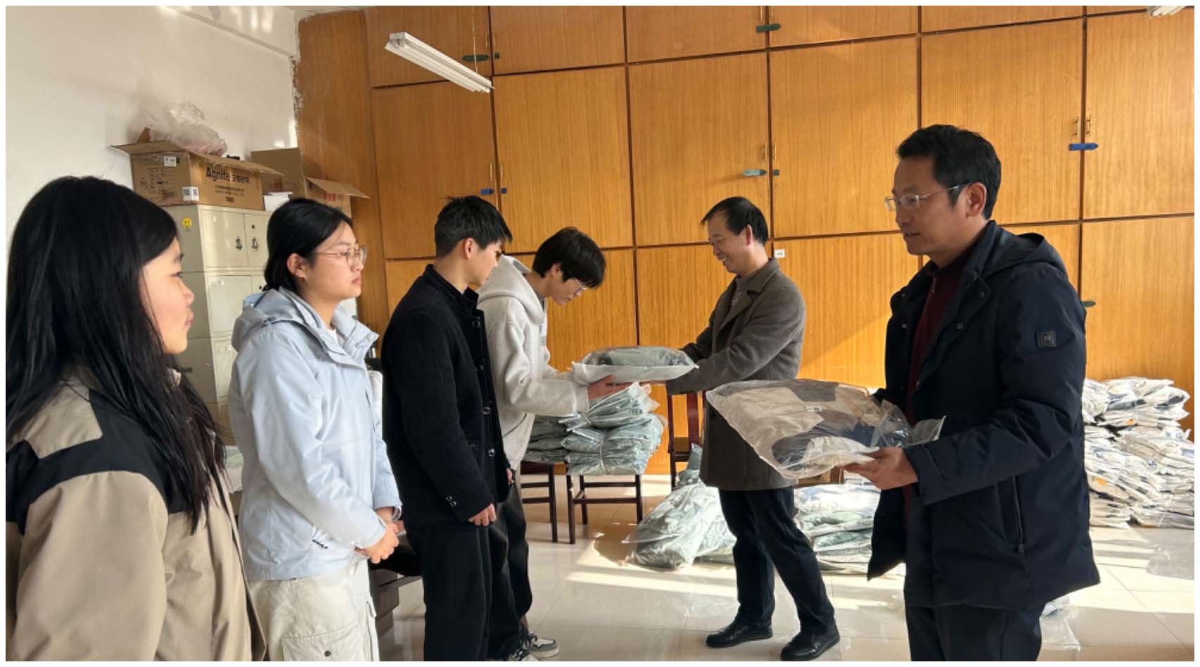 我校为贫困学生发放棉服 我校为贫困学生发放棉服