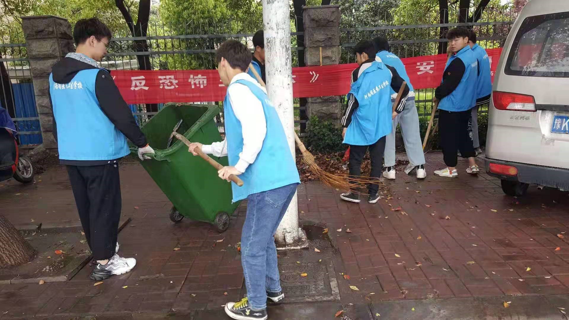 我校学生劳动实践课活动持续开展并取得实效