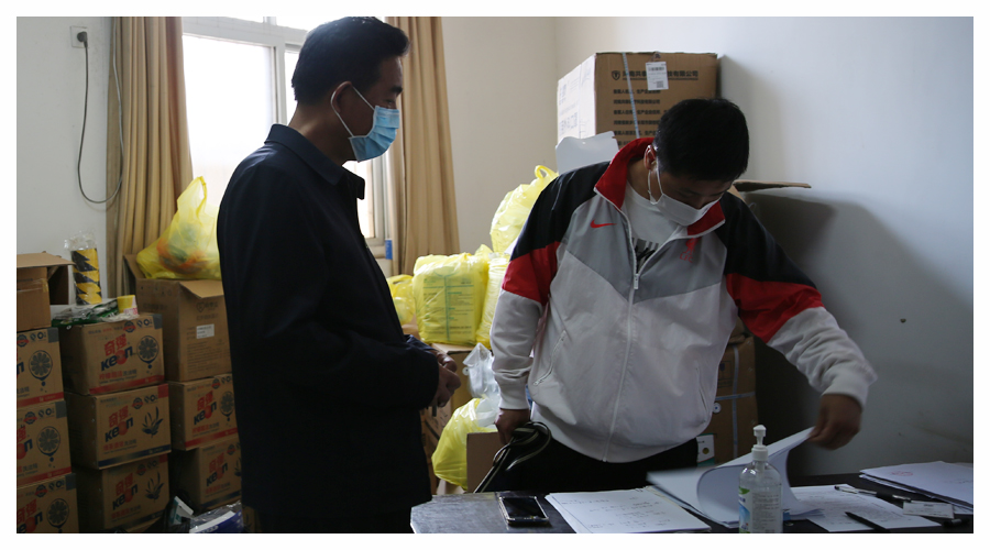 市教体局党组成员、副局长李俊峰一行三人莅临我校督导检查校园疫情防控和校园安全工作 市教体局党组成员、副局长李俊峰一行三人莅临我校督导检查校园疫情防控和校园安全工作