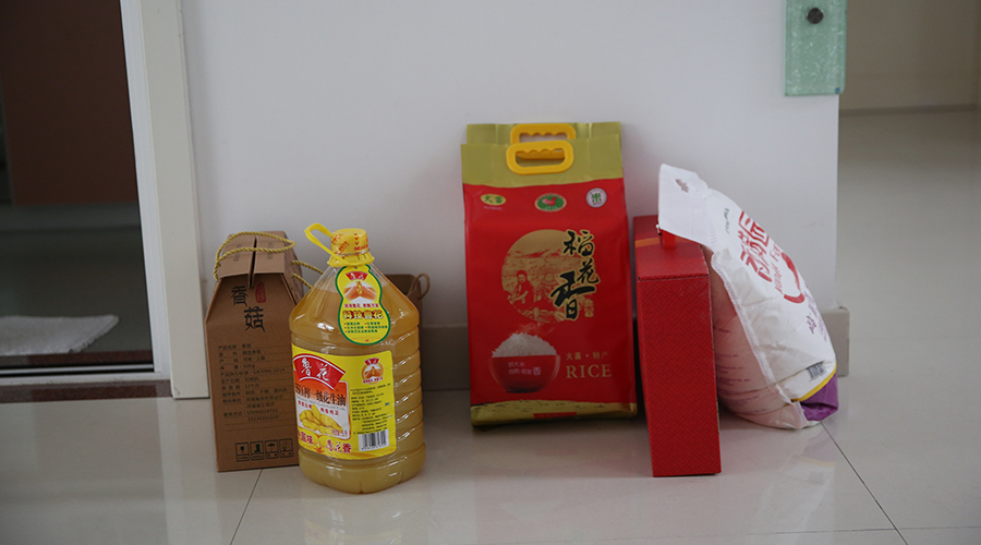 我校开展春节慰问活动 我校开展春节慰问活动