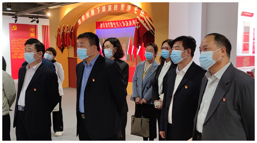 我校组织部分党员参观党旗国旗军旗诞生珍贵史料展 我校组织部分党员参观党旗国旗军旗诞生珍贵史料展