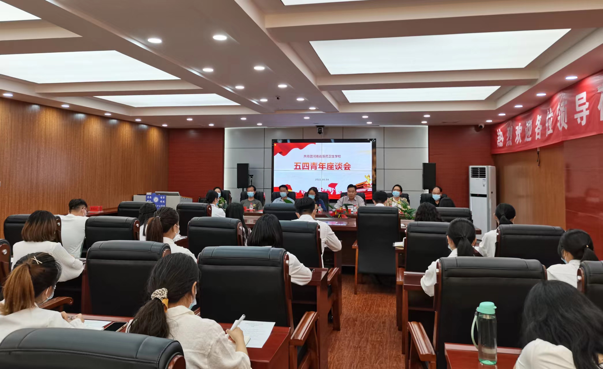 我校召开“五·四”青年教师座谈会 我校召开“五·四”青年教师座谈会