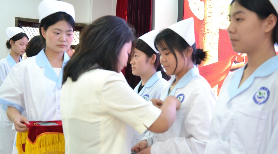 我校举行“团旗下的誓言”新团员入团仪式 我校举行“团旗下的誓言”新团员入团仪式