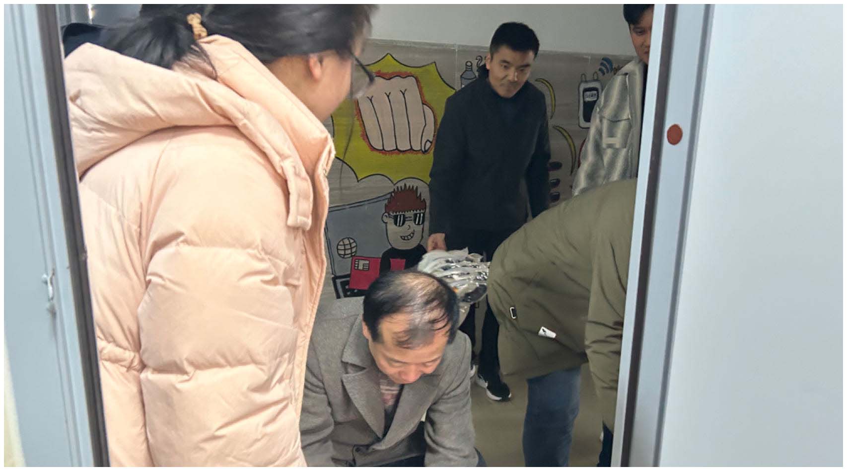 我校为贫困学生发放棉服 我校为贫困学生发放棉服