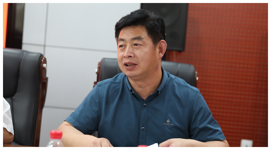 我校召开欢送退休教职工座谈会 我校召开欢送退休教职工座谈会
