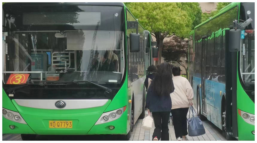 我校积极解决学生回家乘车难问题 我校积极解决学生回家乘车难问题
