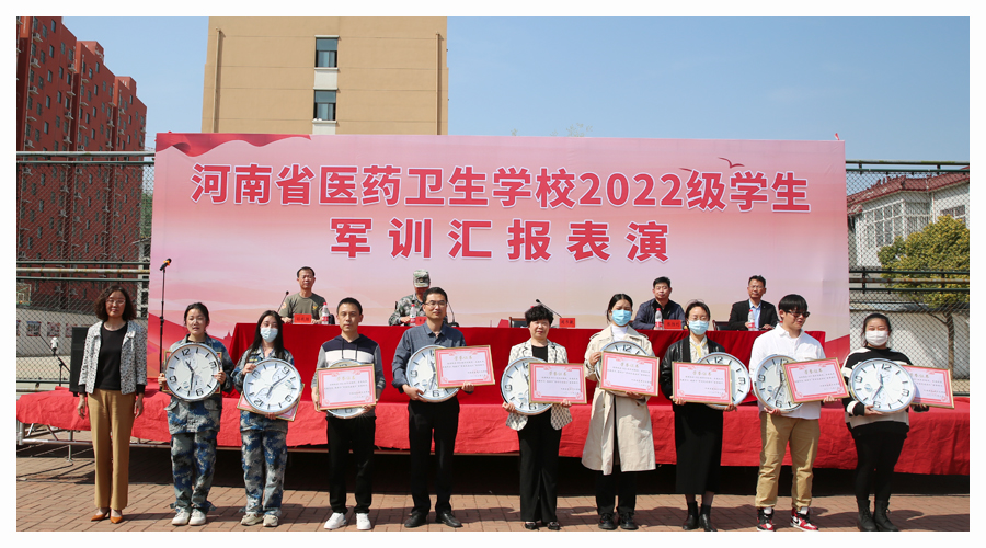 我校举行2022级学生军训汇报表演 我校举行2022级学生军训汇报表演