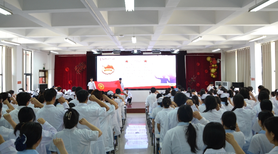 我校举行“团旗下的誓言”新团员入团仪式 我校举行“团旗下的誓言”新团员入团仪式