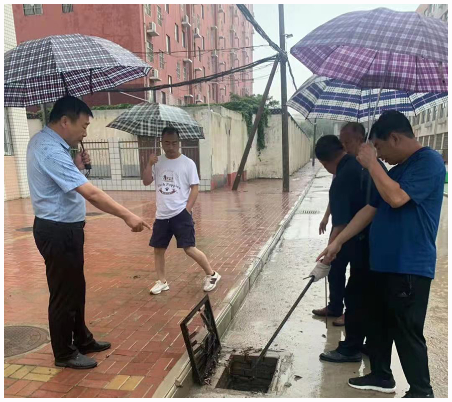 我校及时检查督导校园防汛安全工作 我校及时检查督导校园防汛安全工作