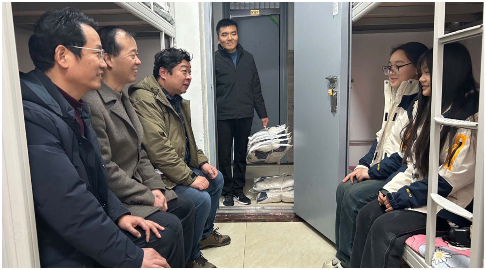 我校为贫困学生发放棉服 我校为贫困学生发放棉服