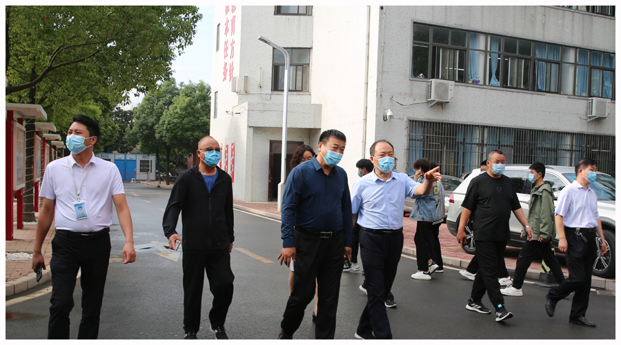 市教体局党组成员、副局长李俊峰莅临我校督导检查疫情防控及校园安全工作 市教体局党组成员、副局长李俊峰莅临我校督导检查疫情防控及校园安全工作