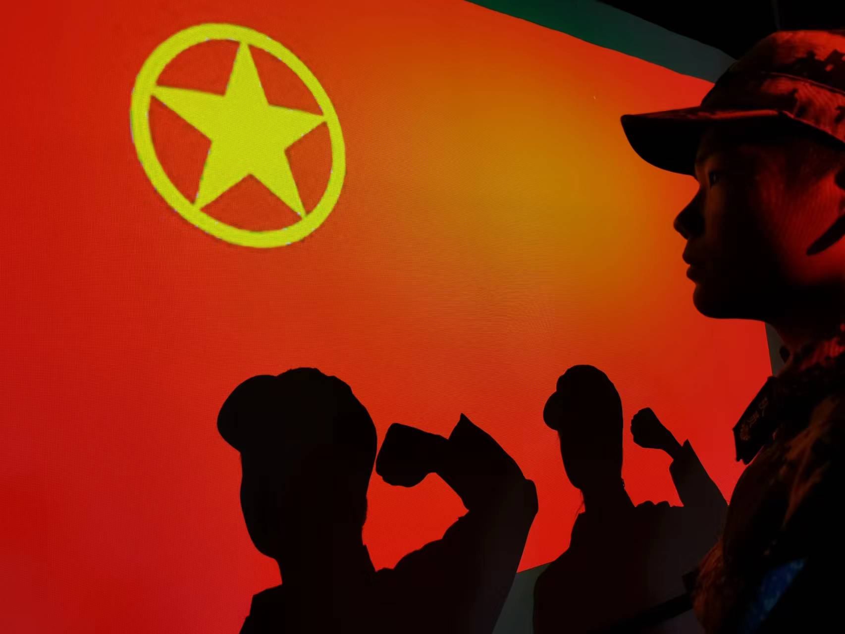 我校组织开展“我与团旗团徽合个影!”主题活动 我校组织开展“我与团旗团徽合个影!”主题活动