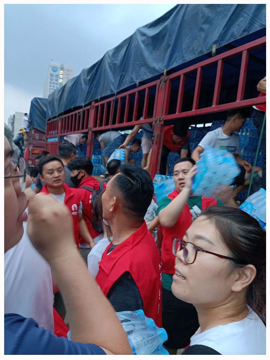 我校教师积极参加抗洪救灾志愿活动 我校教师积极参加抗洪救灾志愿活动