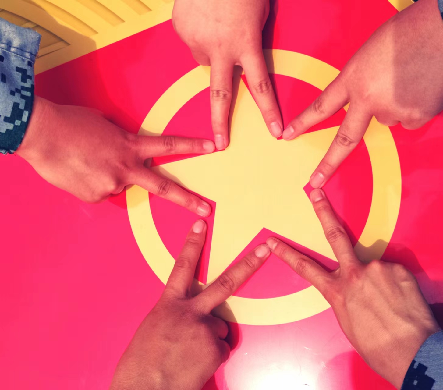 我校组织开展“我与团旗团徽合个影!”主题活动 我校组织开展“我与团旗团徽合个影!”主题活动