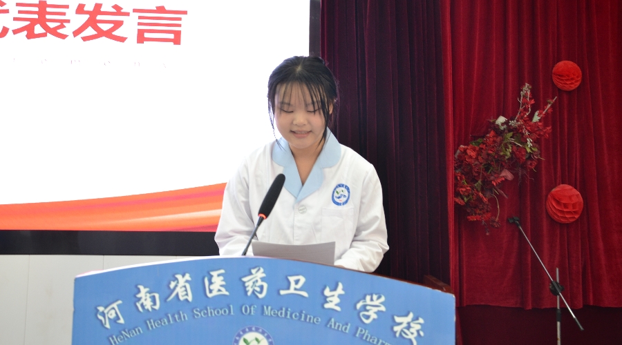 我校举行“团旗下的誓言”新团员入团仪式 我校举行“团旗下的誓言”新团员入团仪式