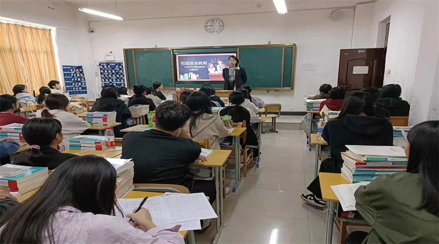 我校召开“安全教育”主题班会 我校召开“安全教育”主题班会
