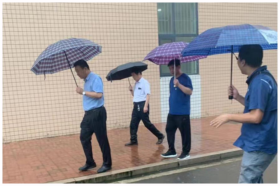 我校及时检查督导校园防汛安全工作 我校及时检查督导校园防汛安全工作