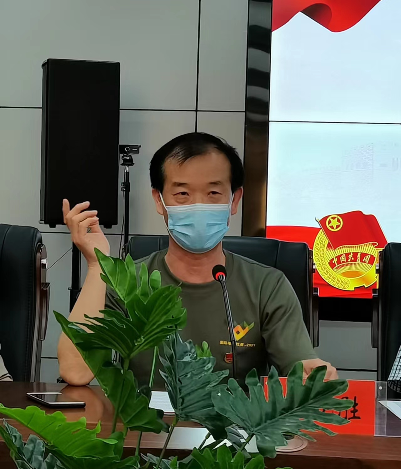 我校召开“五·四”青年教师座谈会 我校召开“五·四”青年教师座谈会