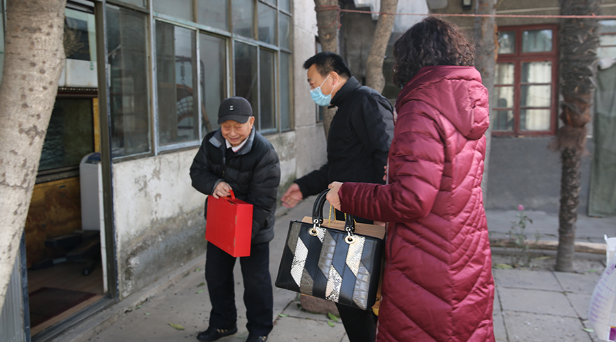我校开展春节慰问活动 我校开展春节慰问活动