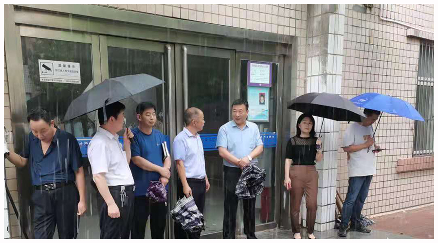 我校及时检查督导校园防汛安全工作 我校及时检查督导校园防汛安全工作