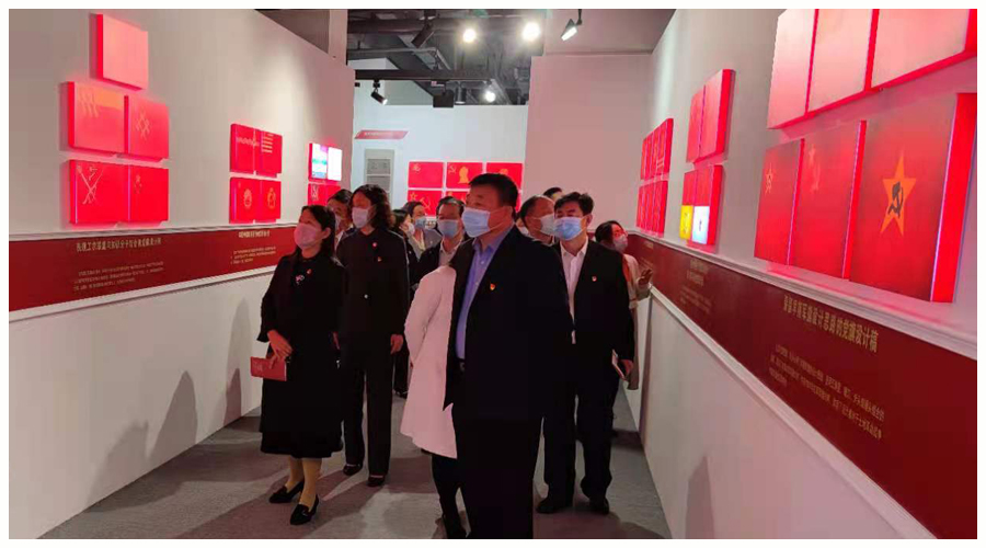 我校组织部分党员参观党旗国旗军旗诞生珍贵史料展 我校组织部分党员参观党旗国旗军旗诞生珍贵史料展