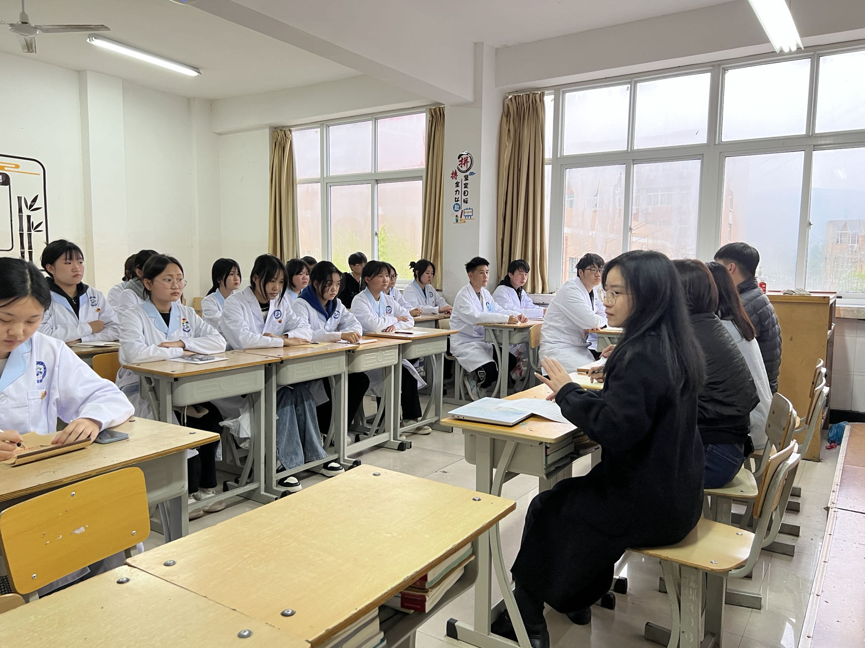 我校召开五四青年节团干座谈会 我校召开五四青年节团干座谈会